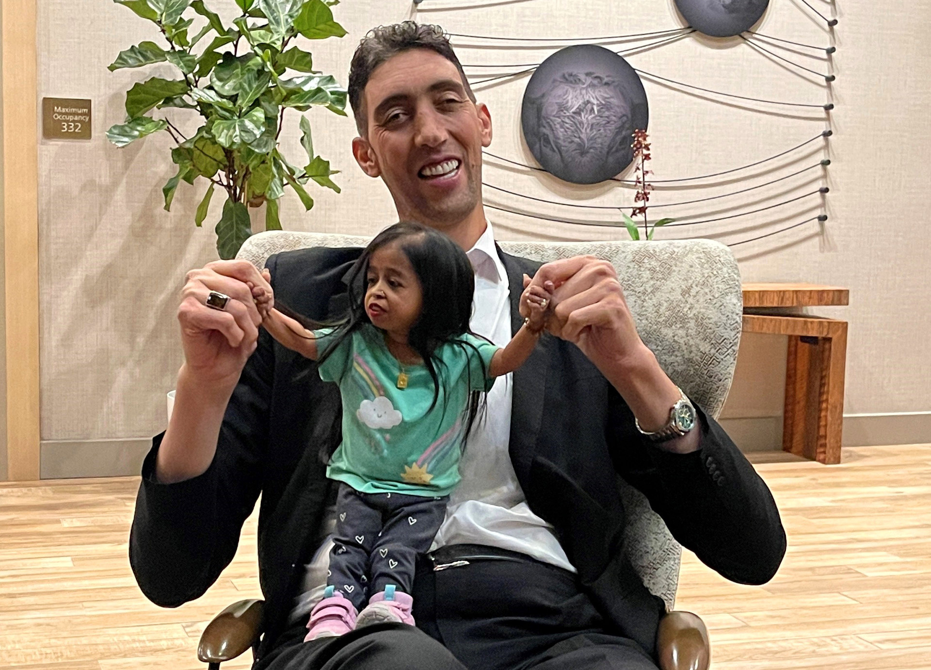 World’s tallest man and smallest woman reunite